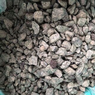 庭砂利（青緑の砕石10ｋｇ程度）