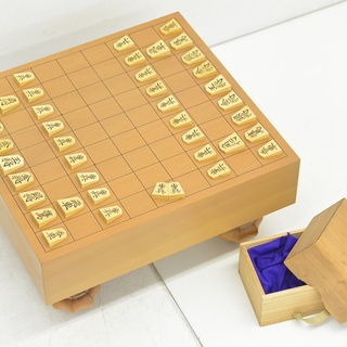 将棋盤と駒のセット  脚・ヘソ付き　縦36cm 横33cm 高さ...