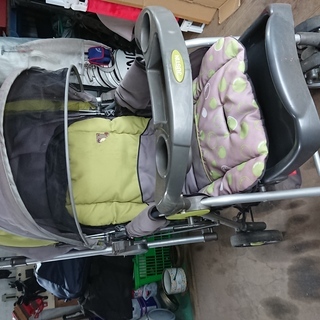 ベビーカー、綺麗とは言えませんがまだ使えます。
