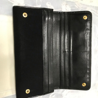 プラダ二つ折り長財布の画像
