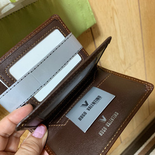 人気のHUGO VALENTINOヒューゴバレンチノ パスケースダークブラウン［新品］ の画像