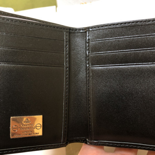 手乗りサイズ！ヴィヴィアン エナメルブラック 財布