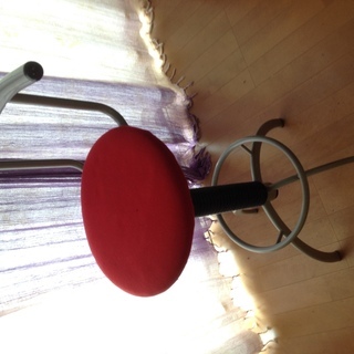 背が高めの回転椅子の画像