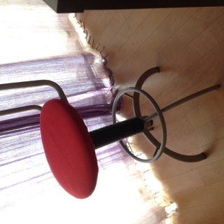 背が高めの回転椅子の画像