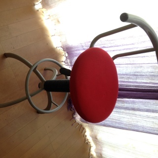 背が高めの回転椅子の画像