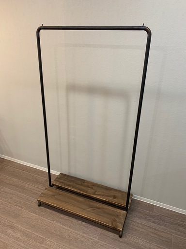 アンティーク調のオシャレなハンガーラック2000円でお売り致します。
