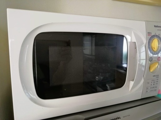 ￥１０００　　２０１０年製電子レンジ　清掃はしてありません。
