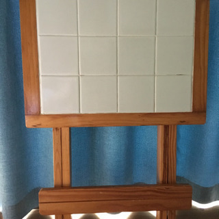 白タイル 折りたたみテーブルの画像