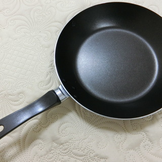 　0円：IKEAで購入のプライパン：未使用：23.5センチ：ガス火専用