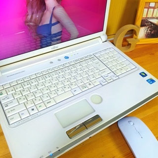 最新Win10✧大容量500GB✧CORE-i3✧美品✧メモリ4G✧ホワイト色 ブルーレイ対応！ corei3で大容量500G☆ 可愛い光沢パール