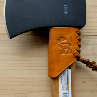カナダの新品 手斧 ヘラジカELK 刻印入り本革ガード付き
