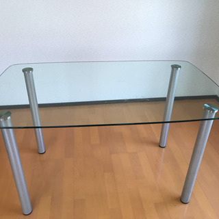 強化ガラステーブルの画像