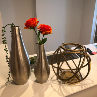 売り切れ 花瓶と飾り 金属製の画像