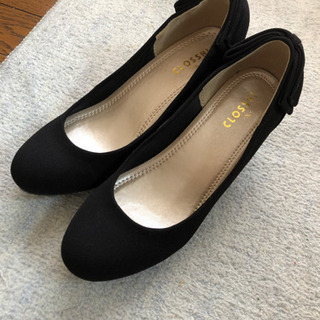 黒のリボン付きパンプス