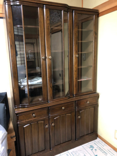 ガラス扉付きキッチンボード