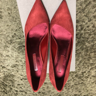 チャールズ&キースの新品赤パンプス23.5cmを2000円で
