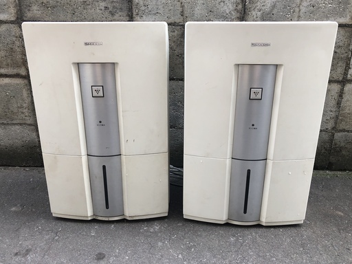 2003年製　DW-R18CX-W　シャープ除湿器　２台あります