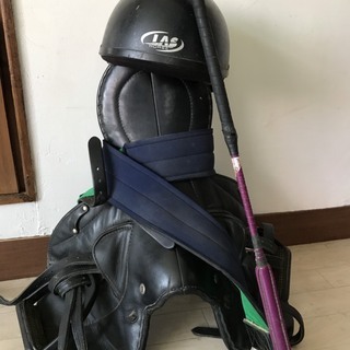 馬具：　革のブレーキング・乗馬鞍　(腹帯付き)、ヘルメット、鞭
