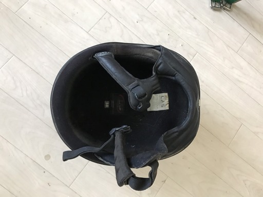 馬具：　革のブレーキング・乗馬鞍　(腹帯付き)、ヘルメット、鞭