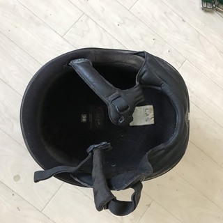 馬具： 革のブレーキング・乗馬鞍 (腹帯付き)、ヘルメット、鞭