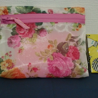 【100円シリーズ】未使用品！　手作り小物入れなど４点セットの画像