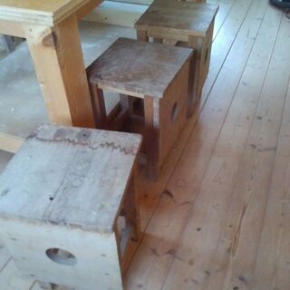 学校の図工室の椅子の画像