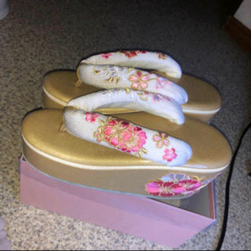 決まりました。厚底草履