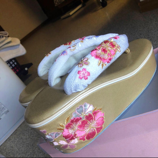 決まりました。厚底草履