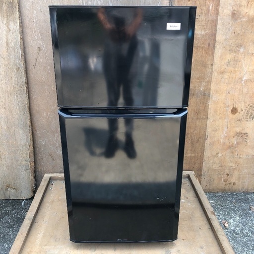 〔配送無料〕人気のブラック 一人暮らし向け冷蔵庫 106L Haier