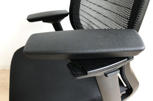シンクチェア 中古 スチールケース 中古オフィス家具 ブラック クッション メッシュ Steelcase Think 可動肘