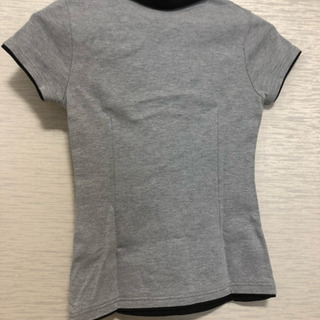 グレーのポロの画像