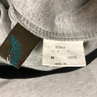 グレーのポロの画像