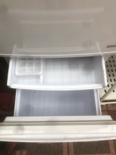 ☆中古　激安！半径5km以内送料無料！！鶴見橋店オープンセール！ SHARP　137L　2015年製    2ドア  ノンフロン冷凍冷蔵庫　SJ-C14A-W   ￥14,500！！