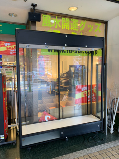 ライト付きショーウィンドウ