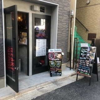 アメリカンテイストなバーでホールスタッフ募集！