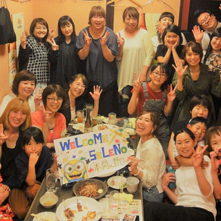 日曜日休みで、営業日も17時に終了の美容室。残業も完全にゼロなので終了後はすぐに帰宅できます。店長もなく、上下関係のないフラットな組織。 ゲストがどうすれば喜ぶかをみんなで真剣に考えて仕事に従事しています。地域最大級 13 個の待遇も喜ばれています。同じ思いで一緒に働いていただける方を募集しています。北九州市 第10回ワーク・ライフ・バランス市長賞受賞！！（理容・美容業界初）※門司下二十町店のみ日曜日休みの画像