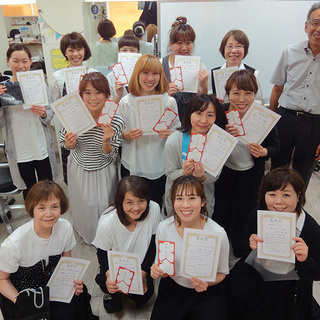 日曜日休みで、営業日も17時に終了の美容室。残業も完全にゼロなので終了後はすぐに帰宅できます。店長もなく、上下関係のないフラットな組織。 ゲストがどうすれば喜ぶかをみんなで真剣に考えて仕事に従事しています。地域最大級 13 個の待遇も喜ばれています。同じ思いで一緒に働いていただける方を募集しています。北九州市 第10回ワーク・ライフ・バランス市長賞受賞！！（理容・美容業界初）※門司下二十町店のみ日曜日休みの画像