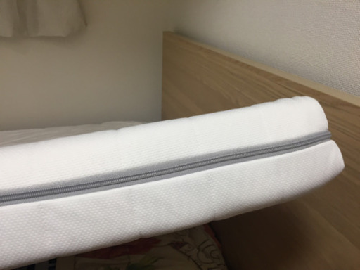 -IKEA-ベッド-マットレス-サイドテーブル-