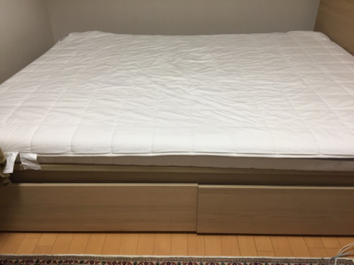 -IKEA-ベッド-マットレス-サイドテーブル-