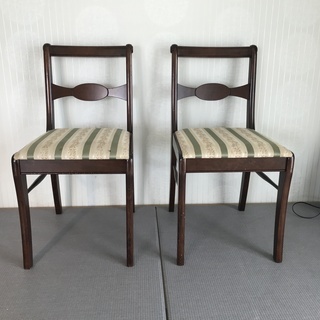 木製の椅子 2脚の画像