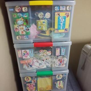 三段収納ボックスとキティのキャリーケース