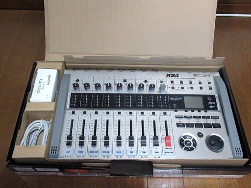ZOOM R24（デジタルMTR）とUSBパワードminiスピーカーのセット