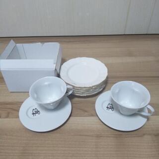 アンゴラのケーキ皿とソフトバンクのコーヒーカップ