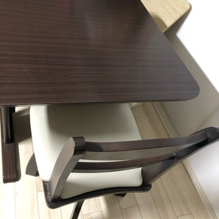 ニトリ  ダイニングテーブルとイス二脚のセットの画像