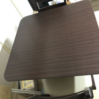 ニトリ  ダイニングテーブルとイス二脚のセットの画像