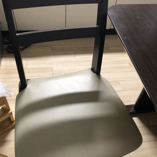 ニトリ  ダイニングテーブルとイス二脚のセットの画像