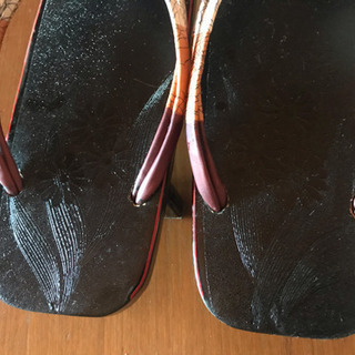 【箱付き】高級鎌倉彫り！女性用 下駄①  23.5cmほどの画像