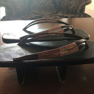 【箱付き】高級鎌倉彫り！女性用 下駄①  23.5cmほどの画像