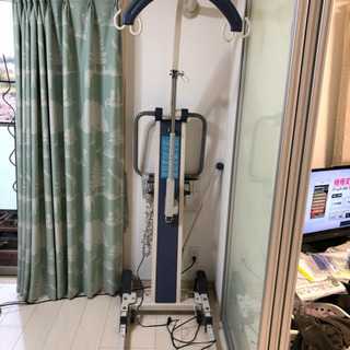 パラマウントベッドの床走行式介護リフトKQー770