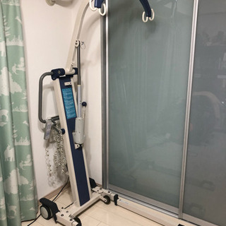 パラマウントベッドの床走行式介護リフトＫＱー７７０